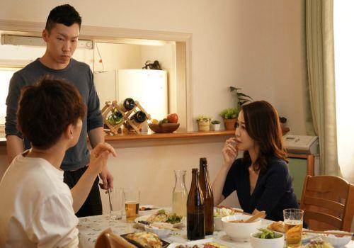 Ghé thăm nhà bạn và say đắm mẹ bạn quyến rũ